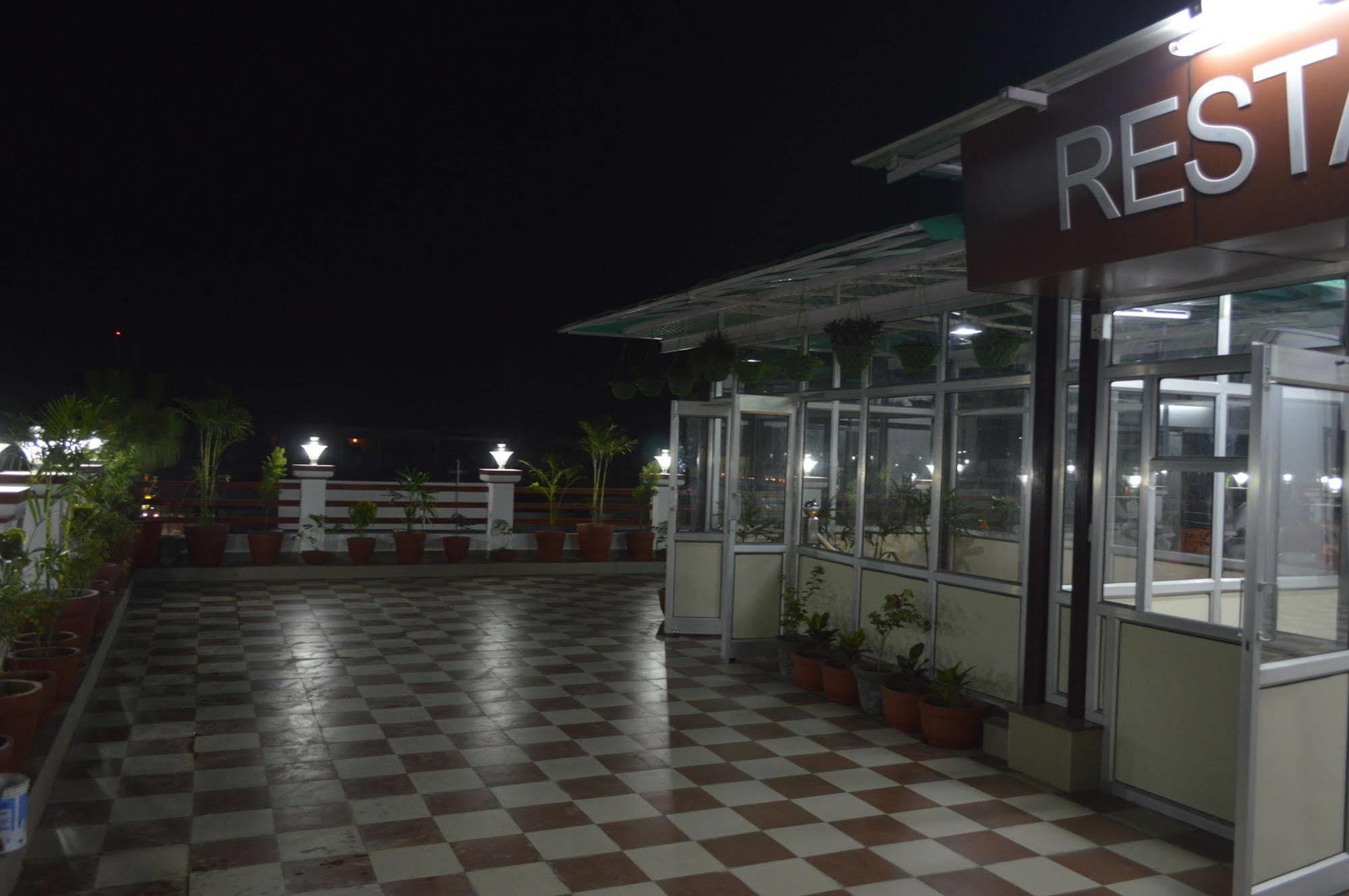 Hotel Krishna Ji Haridwār Extérieur photo